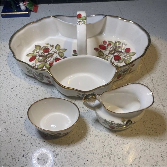 3pc. St. George Fine Bone China Strawberry Basket with creamer/sugar pot England - Picture 7 of 13